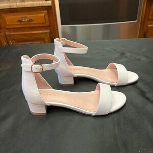 Almost Like New Little Girls White Leather Open Toe, Ankle Strap Shoes.  Sz. 3.